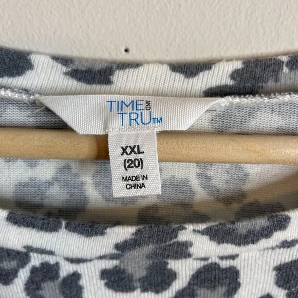 Time And Tru Sweater Womens XXL 20 Leopard Print Gray On White Long Sleeve Soft - Picture 2 of 3
